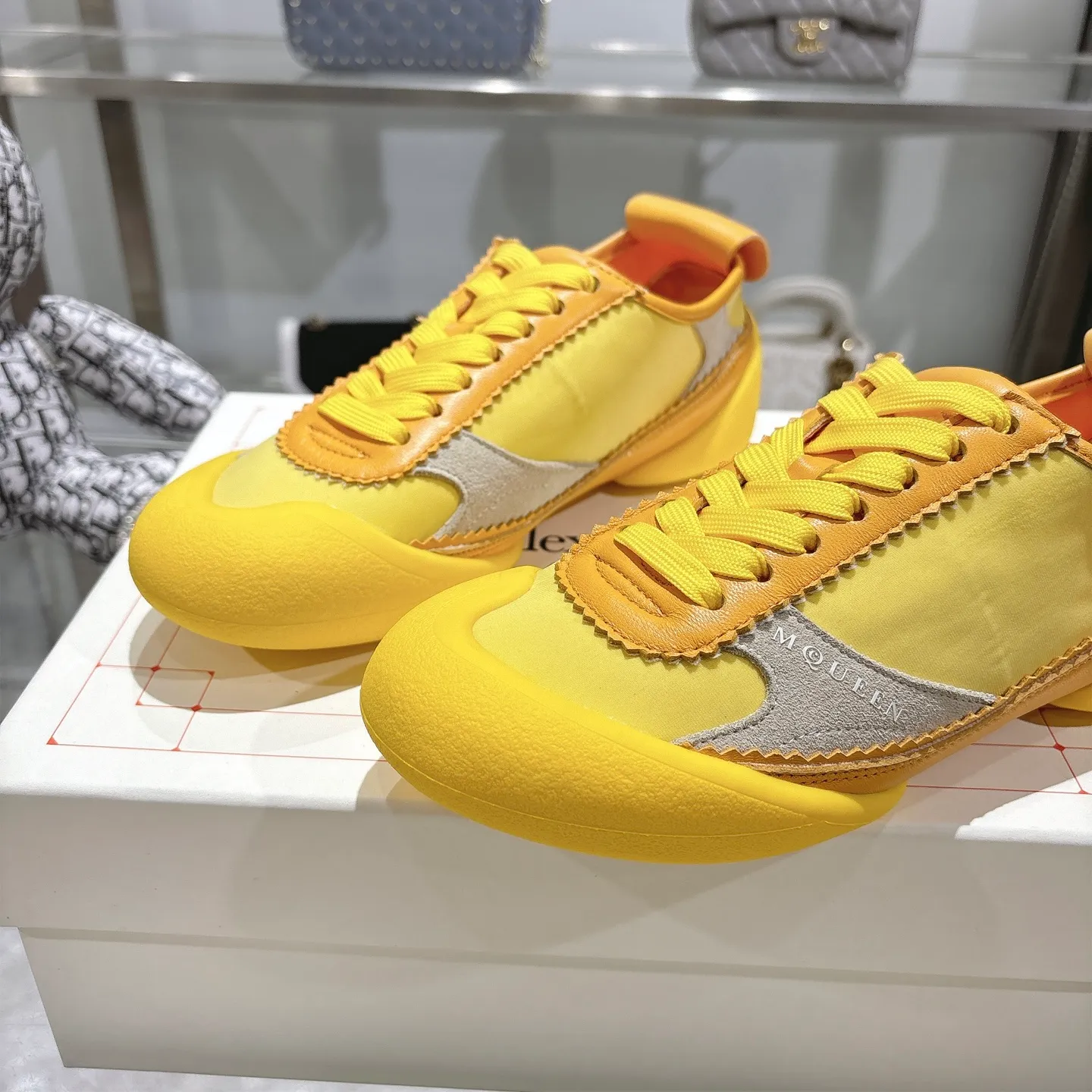 👟👟Ex-factory price 580👟👟 Men's size +10 2025 McQueen's new AIexanderMcQUEEN✅ The original quality has been certified! The original version is reproduced 1:1, and the latest products are available at the latest counters simultaneously. • McQueen logo • Round toe box • Lightweight segmented sole design, made of imported stretch breathable fabric + grained cowhide, soft inner lining and insole, comfortable for walking and not stuffy on the feet. Five colors: black and white • white • apricot • black brown • yellow Fabric: grained cowhide + stretch fabric + cow suede Insole: imported sheepskin Women’s model: 35–40 (40 for women is non-refundable) Men’s model: 40-45 (45 for men is non-refundable) Women’s model: (men’s model +10)